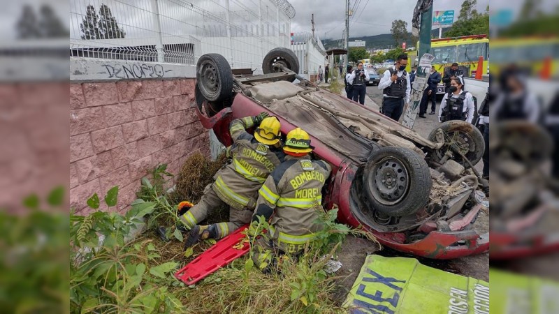 Vuelca auto, en el Libramiento Poniente de Morelia  