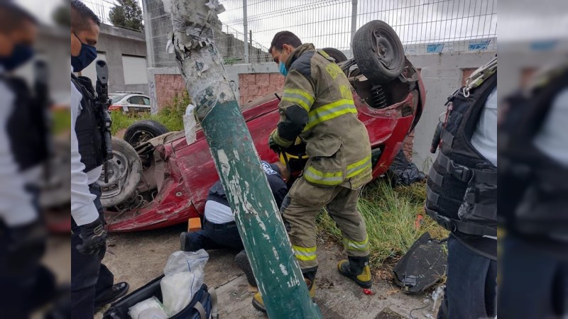 Vuelca auto, en el Libramiento Poniente de Morelia  