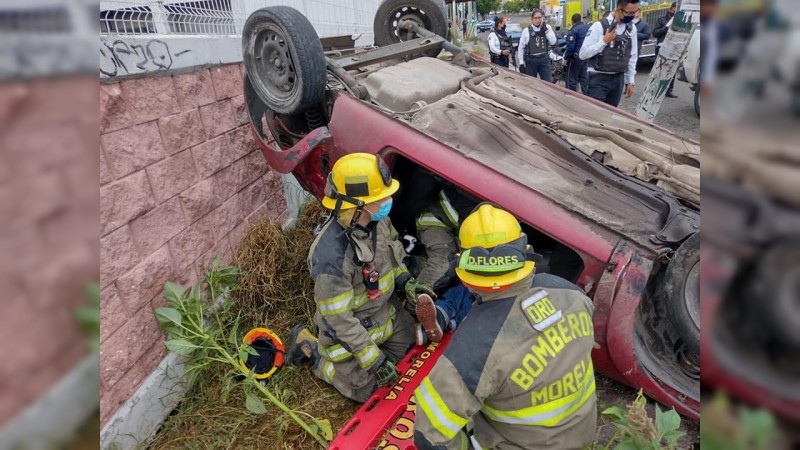 Vuelca auto, en el Libramiento Poniente de Morelia  