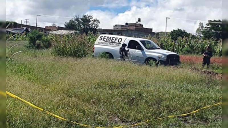 Embolsan cadáver y lo tiran a un lado de carretera, en Zacapu 