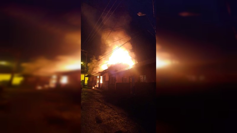 Daños materiales por incendio en una vivienda de Uruapan 