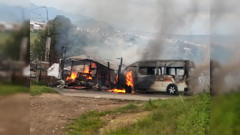 Incendio arrasa con humildes viviendas, en Praderas del Sur  