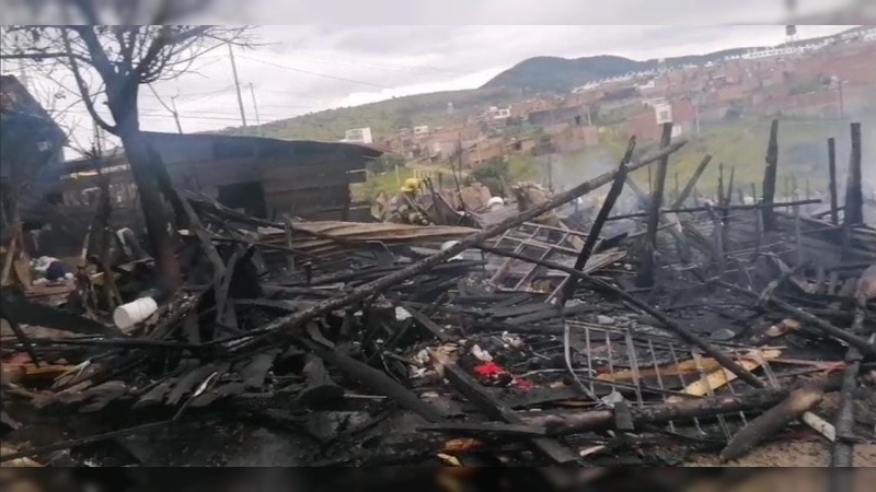 Incendio arrasa con humildes viviendas, en Praderas del Sur  