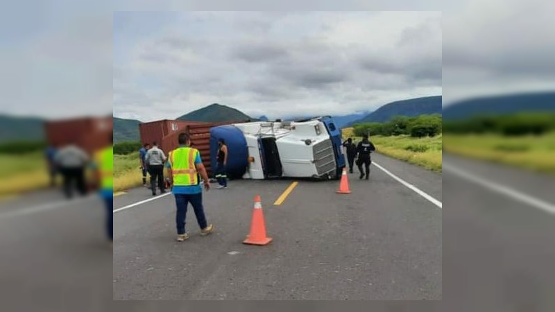 Vuelca tráiler, en la Siglo 21; chofer resulta herido 