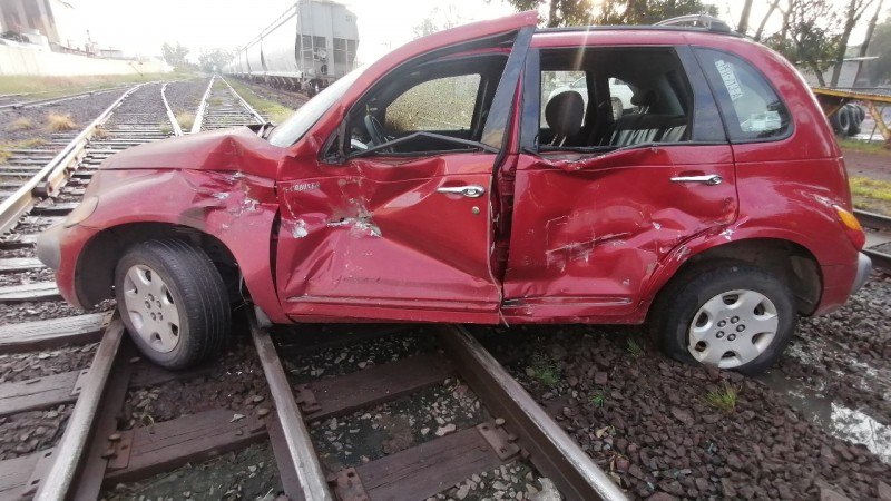 Ferrocarril arrastra auto, cuyo chofer intentó ganarle el paso, en Morelia 