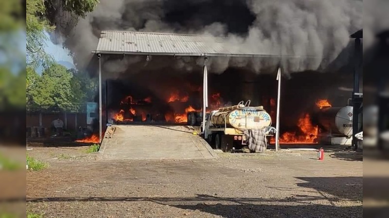 Incendio consume resinera, en Uruapan  