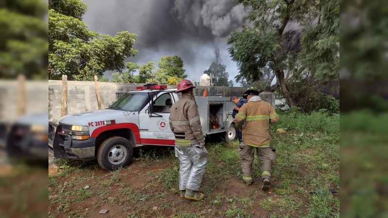 Incendio consume resinera, en Uruapan  