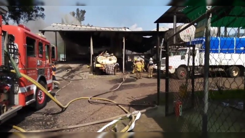 Incendio consume resinera, en Uruapan  