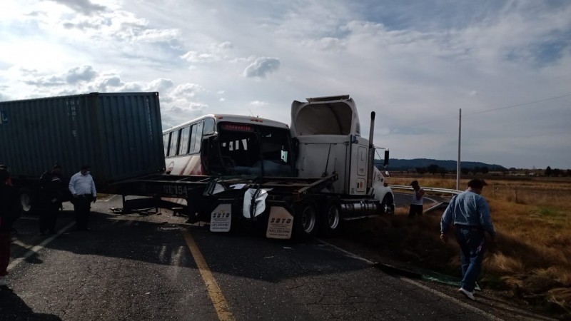 Diez heridos, saldo de choque entre pipa y autobús, en Zinapécuaro 