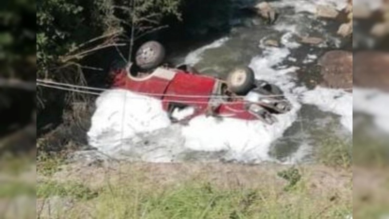 Muere hombre tras caer con su camioneta, en canal de aguas negras 