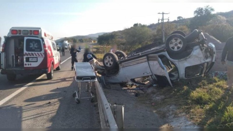 Un muerto y 6 heridos, saldo de volcadura, en autopista de Occidente