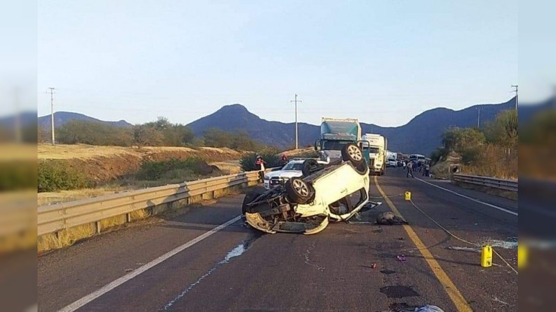 Tres muertos y 5 heridos, saldo de volcadura en la Siglo 21