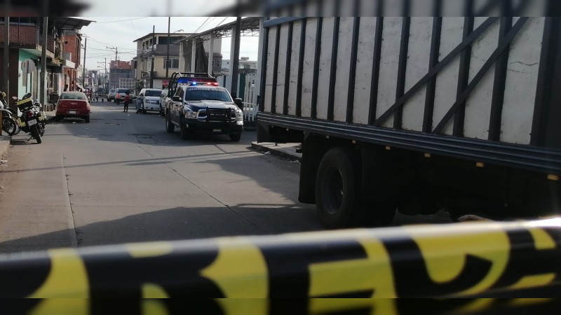 Mientras caminaba, mujer es asesinada en Uruapan 