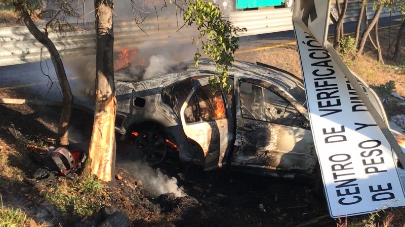 Auto vuelca y termina en llamas, en la Morelia-Pátzcuaro; conductor resulta herido 