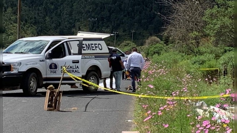 Auto embiste a moto sobre la Pátzcuaro-Tacámbaro; deja 1 muerto y 1 herido