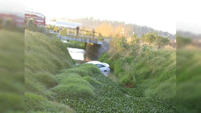 Cae con auto a canal de aguas negras, en Morelia y lo abandonan