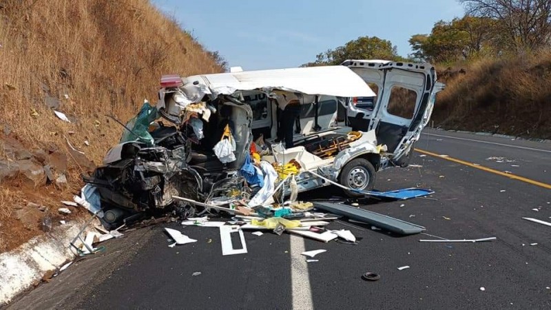 Chocan ambulancia y tráiler, en la Siglo 21; hay 2 heridos 