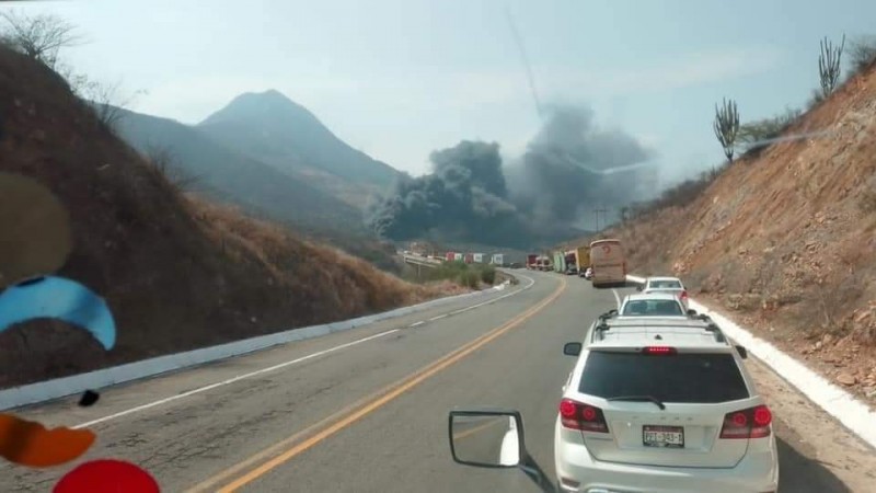 Se estrellan 2 pipas, en la Siglo 21; una de las cisternas se incendió 