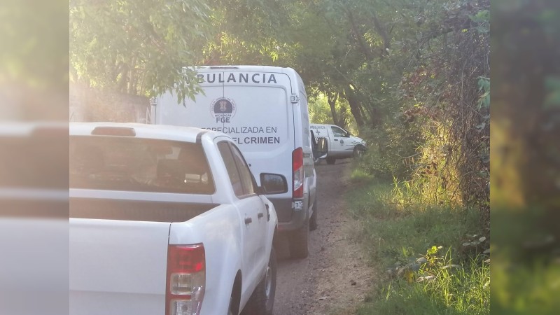 Tiran a 2 encobijados a orilla de una carretera, en Tzitzio 