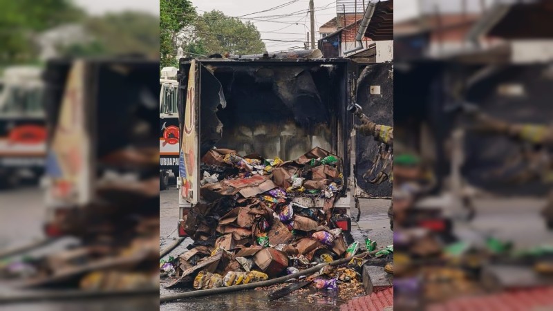 Encapuchados incendian 8 autos, en Uruapan  