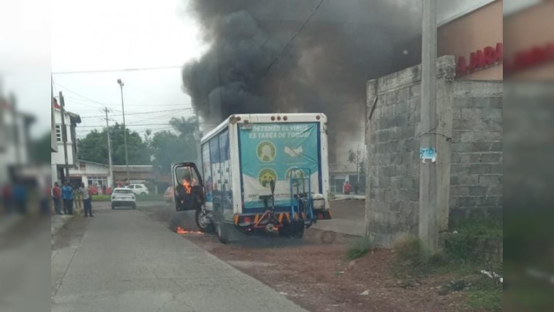 Encapuchados incendian 8 autos, en Uruapan  