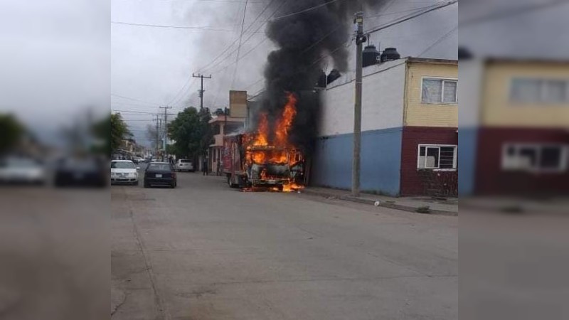 Encapuchados incendian 8 autos, en Uruapan  