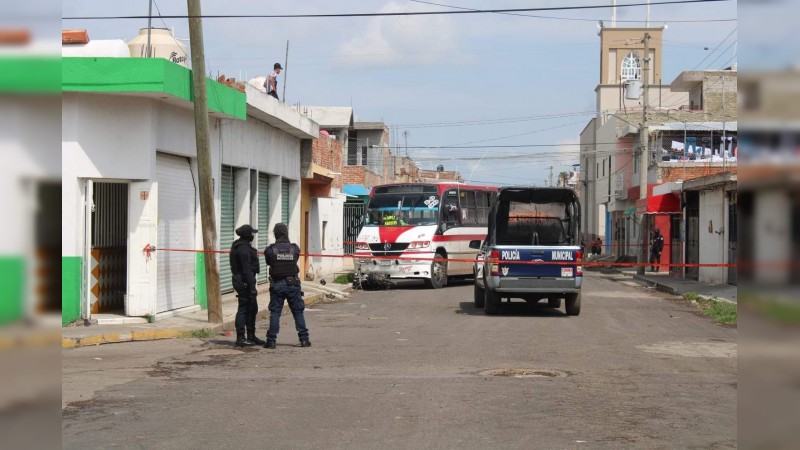 Iba a ser asaltado, pero chofer atropelló a sus atacantes, en Zamora 