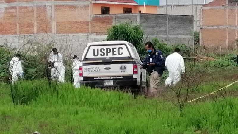 Tiran cadáver con huellas de tortura, en baldío de Morelia 