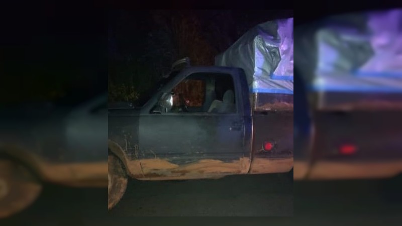 Aseguran 2 camionetas con madera presuntamente ilegal, en Uruapan