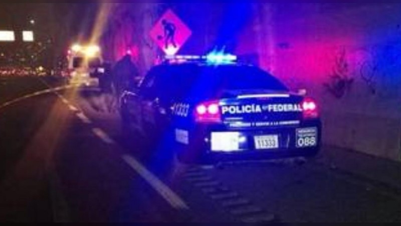 Abandonan camioneta volcada con armas de fuego en su interior 