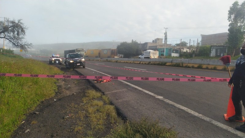 Muere hombre atropellado, en la carretera Morelia-Salamanca 