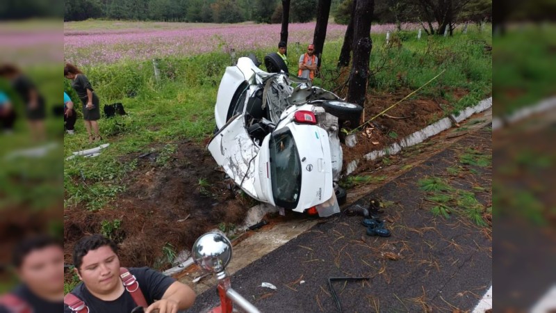 Muere hombre tras volcar su auto, en la autopista de Occidente 