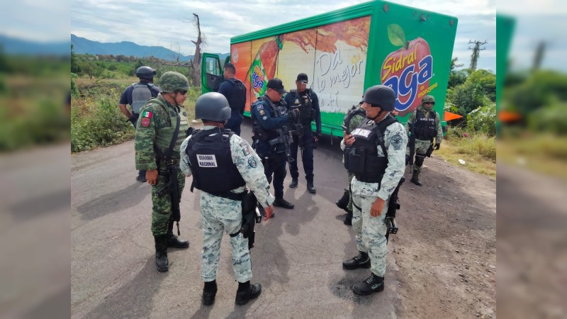 Civiles armados bloquean carretera Apatzingán-Aguililla y policías logran su liberación 