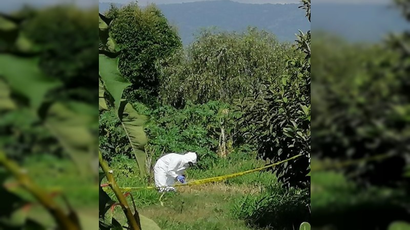 Tiran cadáver desde auto en movimiento, en Uruapan 