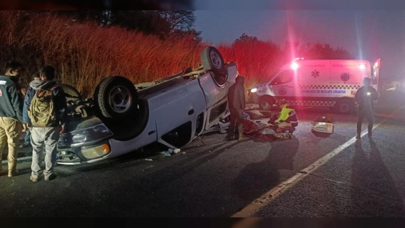 Choque en la autopista Siglo 21 deja 3 heridos graves 