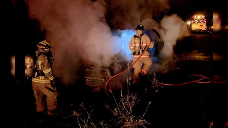 Se incendia auto y es perdida total, en Tangancícuaro