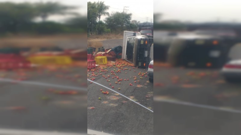 Vuelca camioneta cargada con jitomate, en Buenavista 