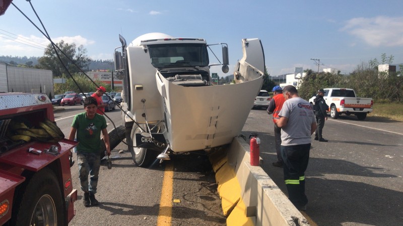 Revolvedora se impacta contra bloques de concreto, en la Morelia-Pátzcuaro   