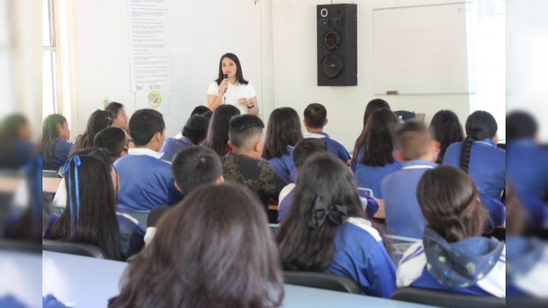 Estudiantes reciben taller sobre uso adecuado de redes sociales y riesgos en internet