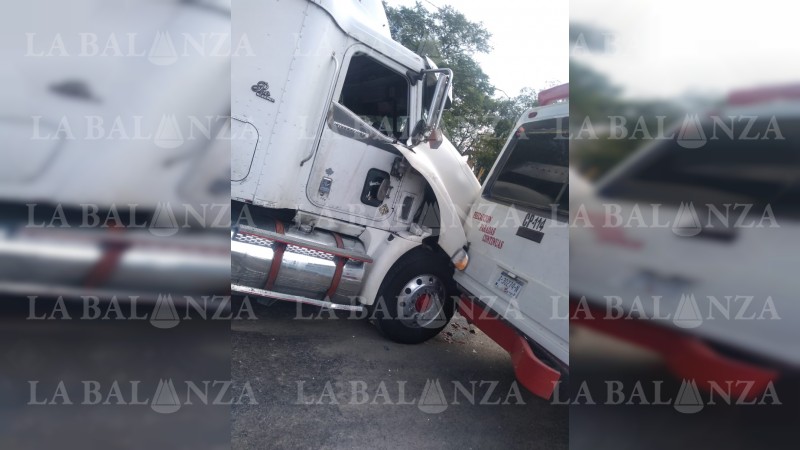 Chocan tráiler y microbús, en salida a Charo  