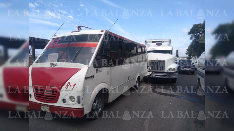 Chocan tráiler y microbús, en salida a Charo  