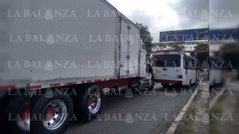 Chocan tráiler y microbús, en salida a Charo  