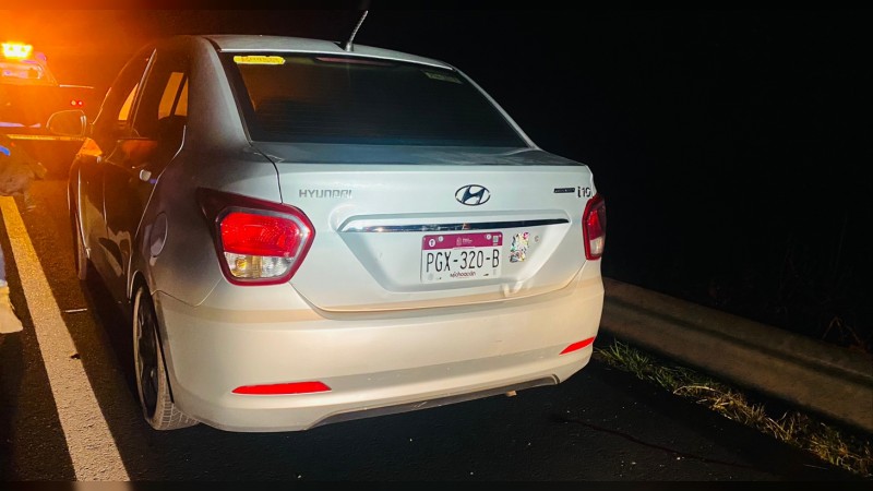 Dejan 2 cadáveres dentro de auto abandonado, en la autopista de Occidente 