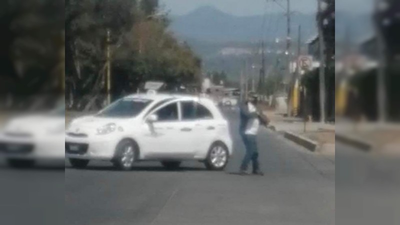 Policías persiguen y se enfrentan a tiros con taxista, en Uruapan 