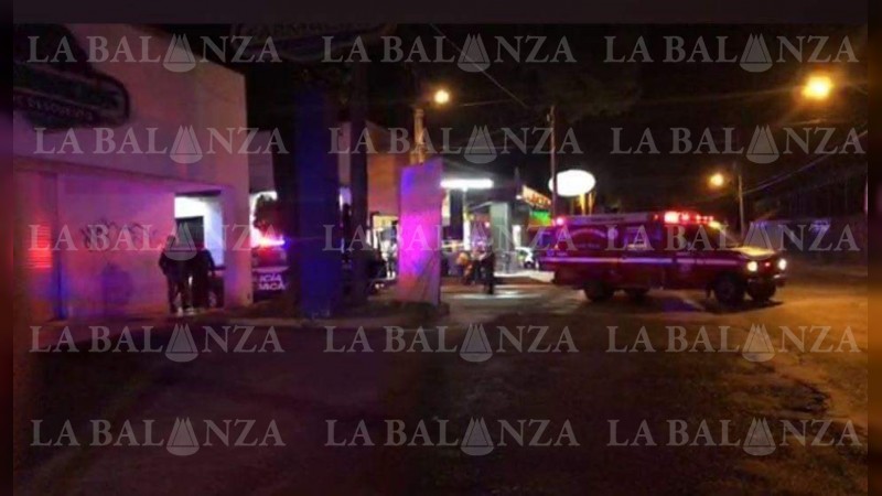 Balean a hombre dentro de Alex Burguer, en Uruapan 