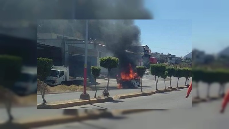 Arde Zitácuaro: se desatan enfrentamientos y quema de autos y negocios  