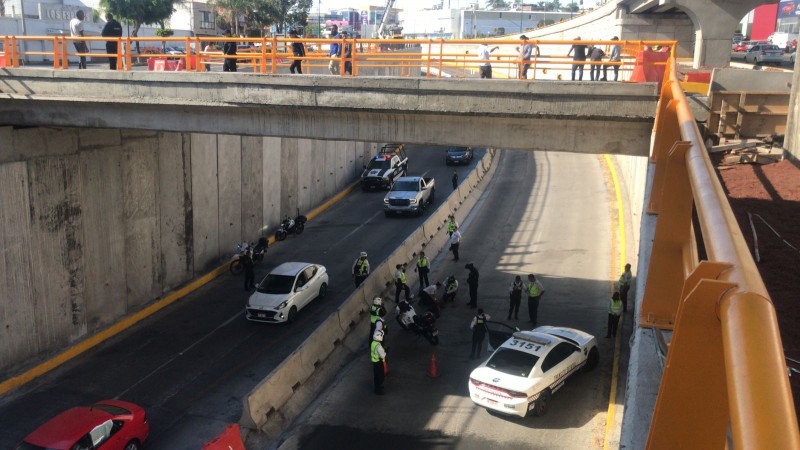 Joven tropieza en un puente y cae sobre una patrulla, en Morelia 