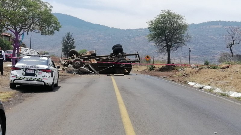 Muere conductor de pipa tras volcar la unidad, en Morelia 