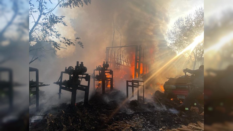 Arde aserradero, en Zitácuaro; fue perdida total