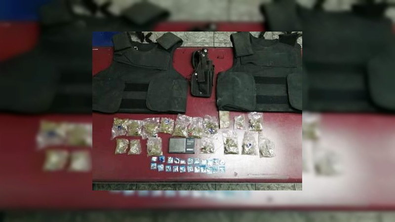 Aseguran vehículo con marihuana,  metanfetamina y  equipo táctico en Zacapu